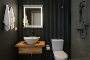 Habitación cuádruple Deluxe | Baño | Ducha, secador de pelo, zapatillas y toallas
