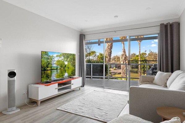 TV - 2BDR Beachside Bliss in Wamberal (Wamberal)