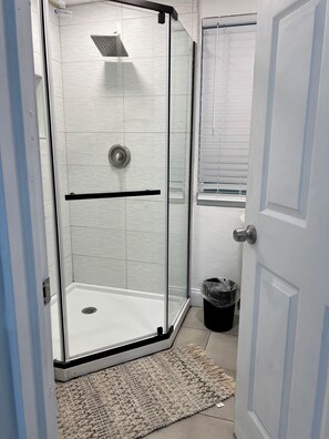 Haartrockner, Handtücher, Seife, Toilettenpapier