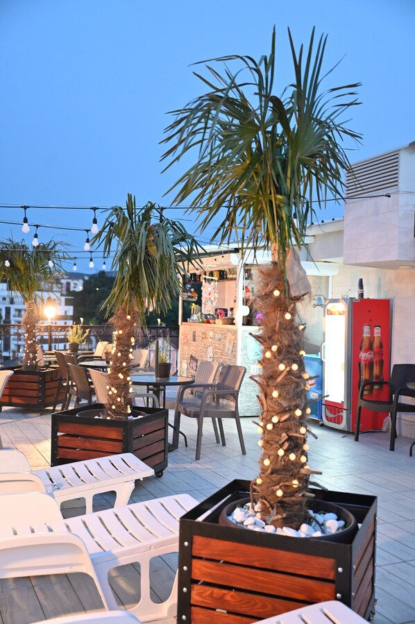 Outdoor dining - Smeštaj TEA - oaza sa dva bazena u srcu Vrnjačke Banje (Vrnjačka Banja)