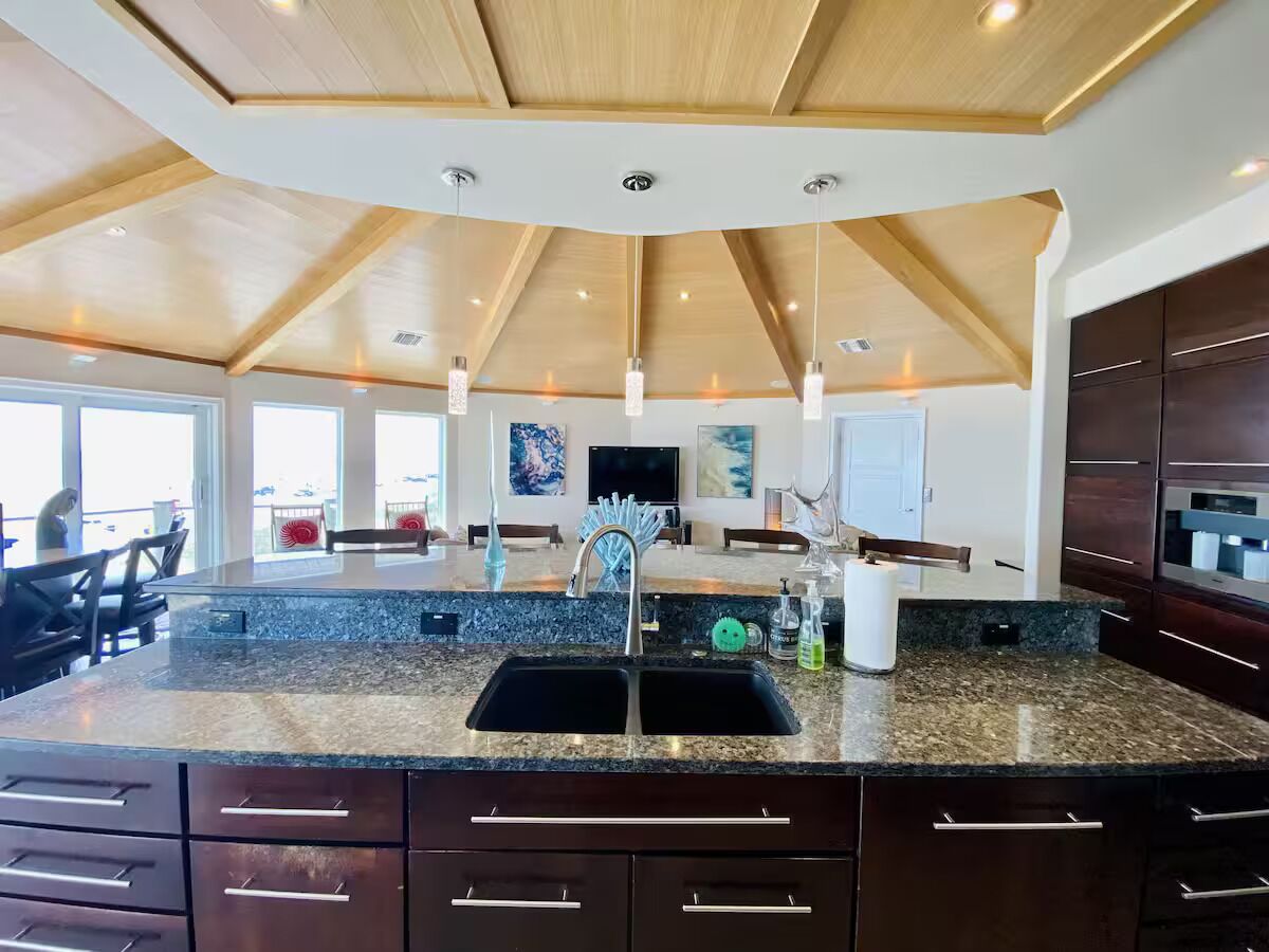 Kitchen w/ Granite Countertops