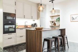 Een koelkast, een microgolfoven, een oven, een kookplaat