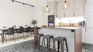 Kaffetrakter/tekoker, kjøleskap, mikrobølgeovn og ovn