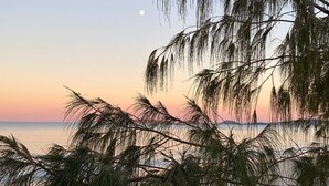 A sunset view with palm trees and a calm sea. - Baden 26 - Rainbow Shores (Rainbow Beach)