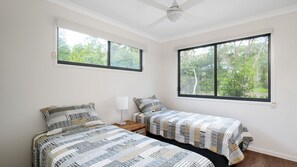 4 bedrooms, iron/ironing board, Internet