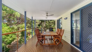 Outdoor dining - Mortimer - Rainbow Shores (Rainbow Beach)