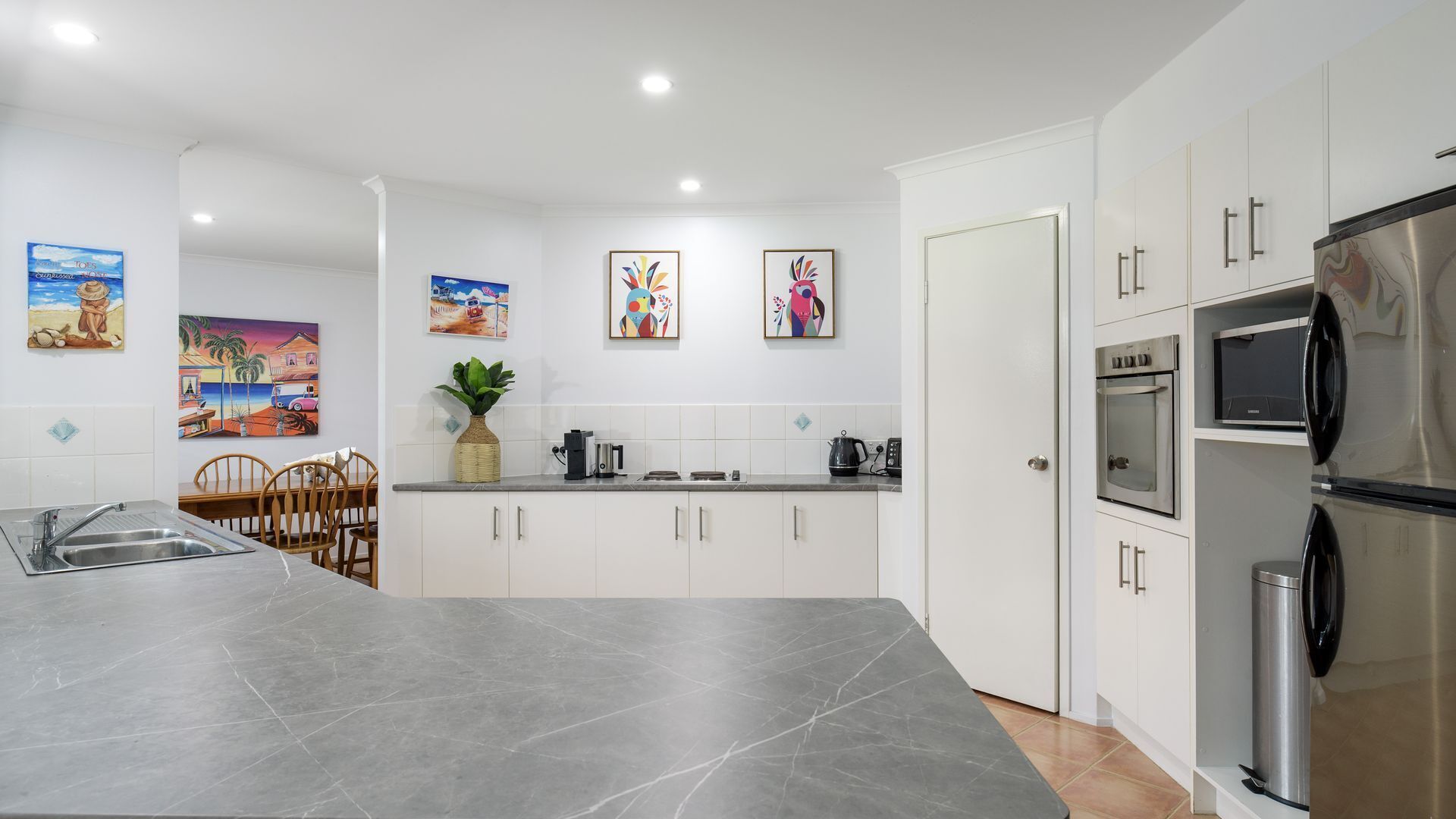 Réfrigérateur, micro-ondes, four, plaque de cuisson