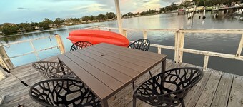 KING 1bd/1ba in St. Pete w/ DOCK/KAYAKS. Washer/Dryer in Unit