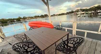 KING 1bd/1ba in St. Pete w/ DOCK/KAYAKS. Washer/Dryer in Unit