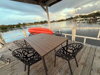 KING 1bd/1ba in St. Pete w/ DOCK/KAYAKS. Washer/Dryer in Unit