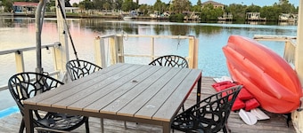 KING 1bd/1ba in St. Petersburg w/ DOCK & KAYAKS