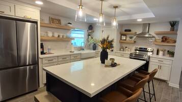 Frigorífico, microondas, placa de cocina y cafetera o tetera