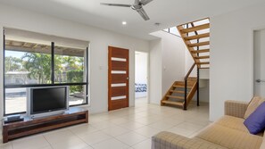 TV, DVD player - Rainbow Surf 5 - Rainbow Beach (Rainbow Beach)