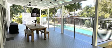 تناول الطعام بالخارج