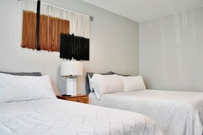 4 عدّة غرف نوم ومكواة/لوح كي وواي فاي مجانًا وملاءات أسرّة