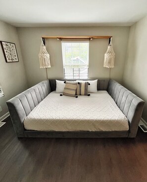 4 bedrooms, iron/ironing board, free WiFi, bed sheets