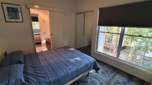 3 chambres, fer et planche à repasser