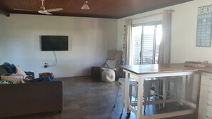 Een televisie en een dvd-speler