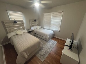 3 makuuhuonetta, silitysrauta/-lauta, Wi-Fi, vuodevaatteet