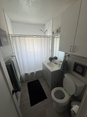 Hiustenkuivaaja, pyyhkeet, saippua, vessapaperi