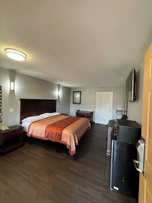 Single Room, 1 King Bed, Smoking | Desk, laptop workspace, free WiFi