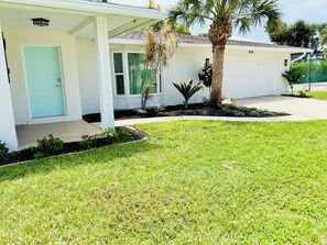 Property grounds - Welcome to “Idle Time” Tropical Paradise less than 1 mile from Siesta Key. (Sarasota)