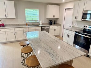 Microwave, dishwasher, paper towels - Welcome to “Idle Time” Tropical Paradise less than 1 mile from Siesta Key. (Sarasota)