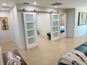 3 bedrooms, WiFi, bed sheets - Welcome to “Idle Time” Tropical Paradise less than 1 mile from Siesta Key. (Sarasota)
