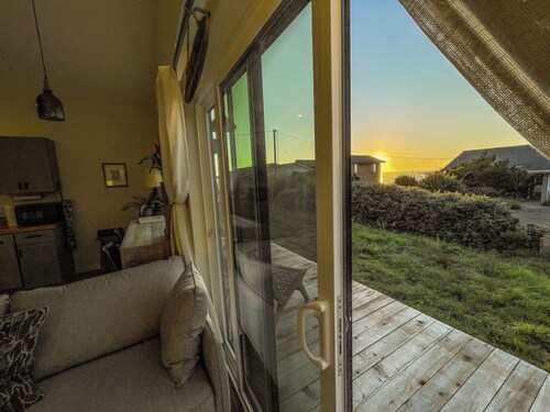 Hale Nalu " House of the Waves ": 2-bedroom ocean view cottage in Yachats