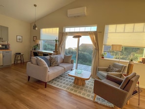 Smart TV, books - Hale Nalu " House of the Waves ": 2-bedroom ocean view cottage in Yachats (Yachats)
