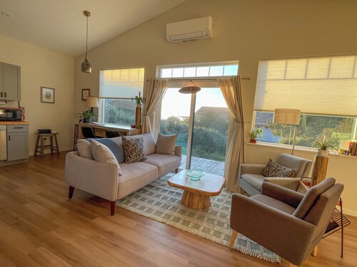 Hale Nalu " House of the Waves ": 2-bedroom ocean view cottage in Yachats