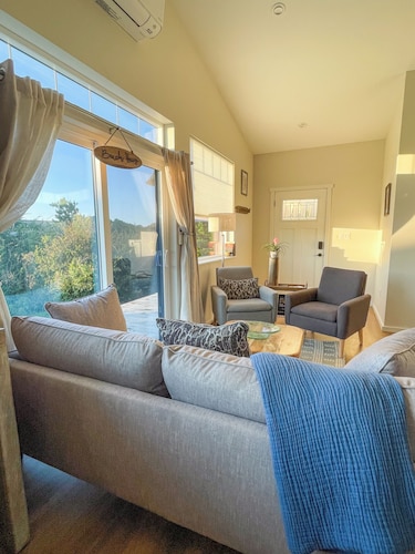 Hale Nalu " House of the Waves ": 2-bedroom ocean view cottage in Yachats