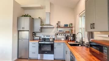 Microondas, horno, parrilla de estufa y lavavajillas