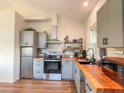 Hale Nalu " House of the Waves ": 2-bedroom ocean view cottage in Yachats