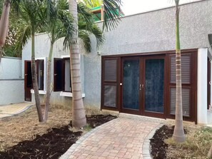 المنطقة المحيطة بالمنشأة