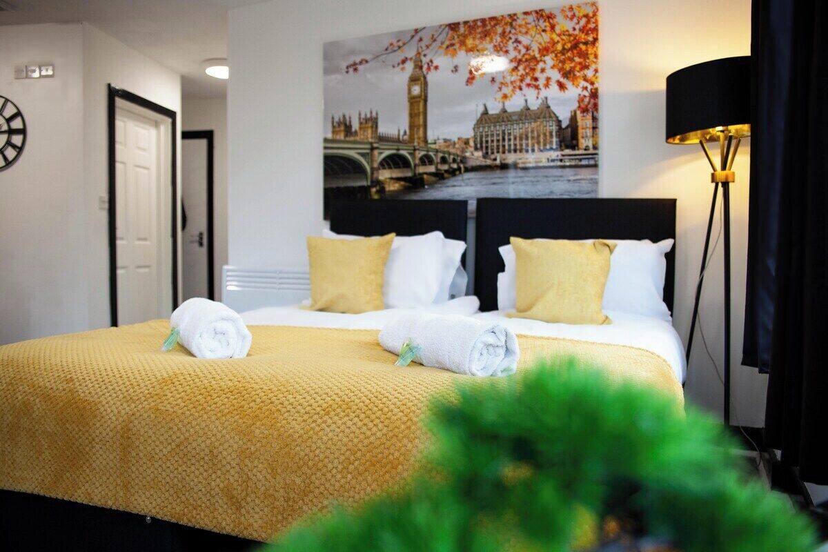 Silitysrauta/-lauta, Wi-Fi, vuodevaatteet