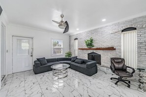 Living area - 3Bd/2ba House in St. Petersburg Near Golf Course (St. Petersburg)