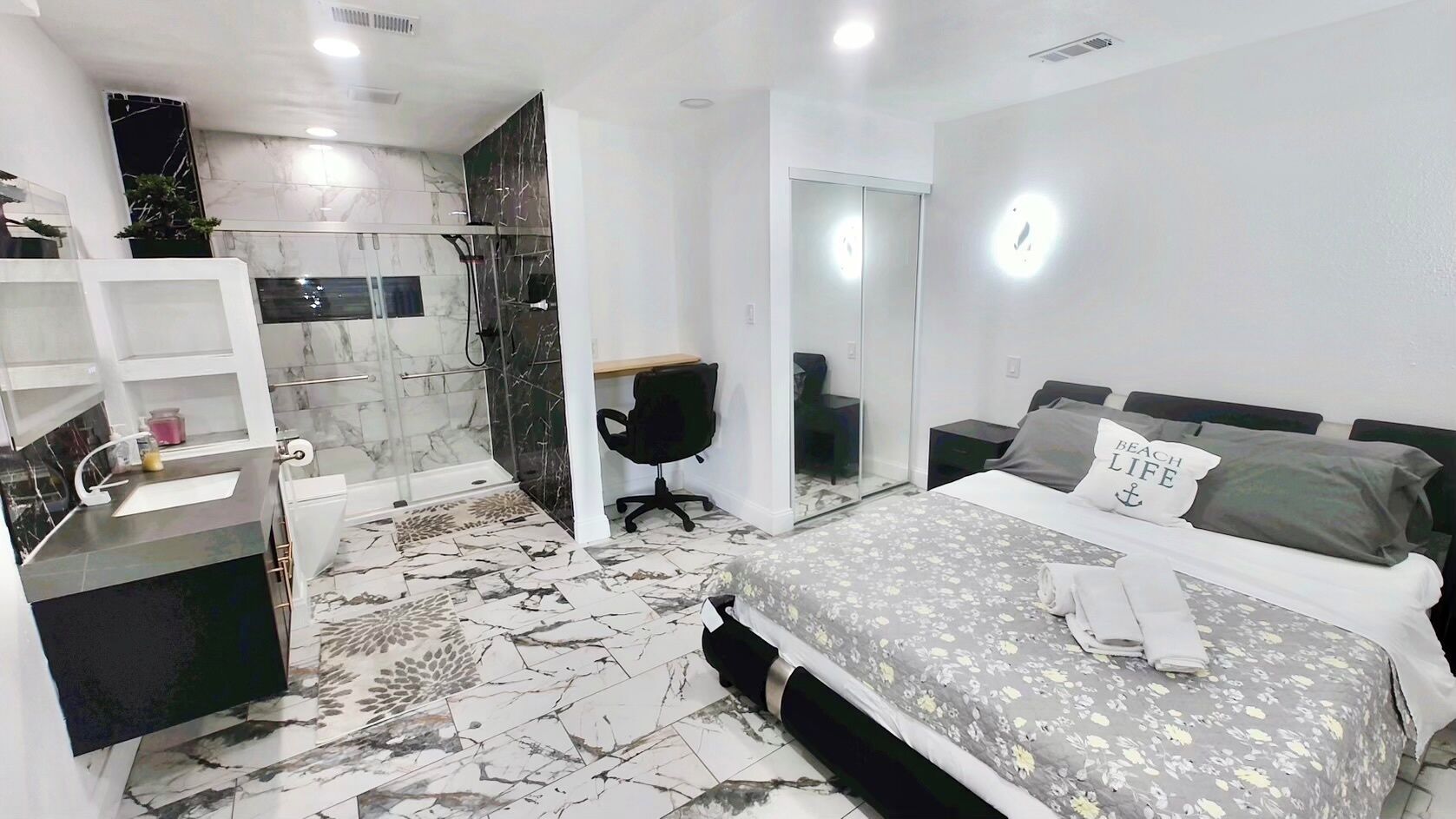 3 habitaciones, tabla de planchar con plancha, wifi y ropa de cama 