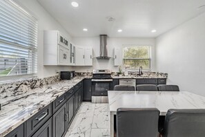 Private kitchen - 3Bd/2ba House in St. Petersburg Near Golf Course (St. Petersburg)