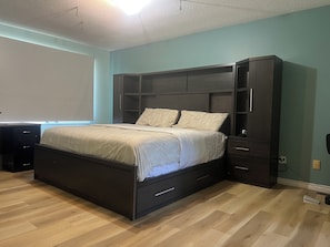 5 bedrooms, iron/ironing board, WiFi, bed sheets