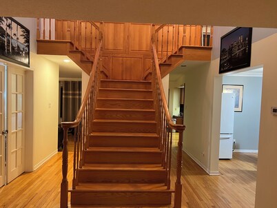 Rare Spacious 4-bedroom Home Prestigious neighborhood near downtown Ottawa