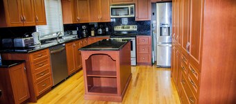 Spacious 5-bedroom villa with AC and fitness room in enjoyable Gatineau
