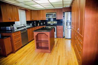 Spacious 5-bedroom villa with AC and fitness room in enjoyable Gatineau