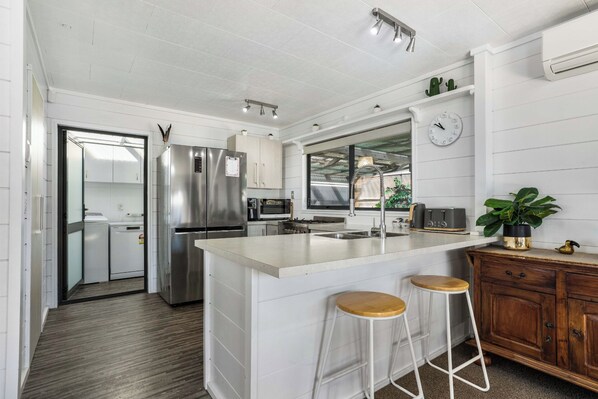 Fridge, microwave, dishwasher, toaster - Arkhos - Whitianga Holiday Home (Whitianga)