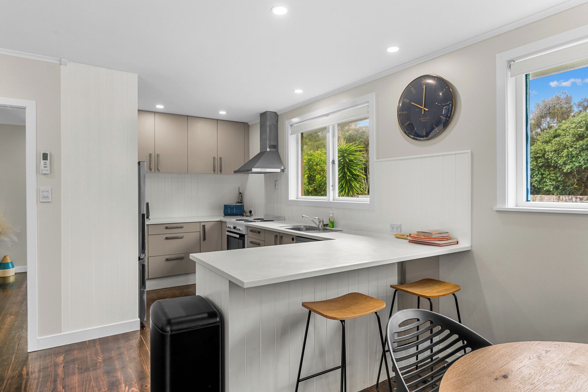 Réfrigérateur, micro-ondes, lave-vaisselle, cafetière/bouilloire