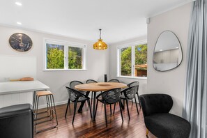 Dining - Taotahi Hideaway - Ruakaka Waterfront (Ruakaka)