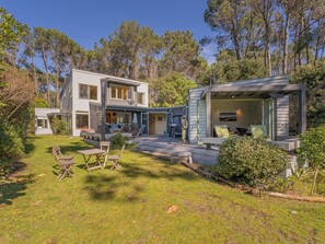 Outdoor dining - Pine Haven - Matarangi Holiday Home (Whitianga)