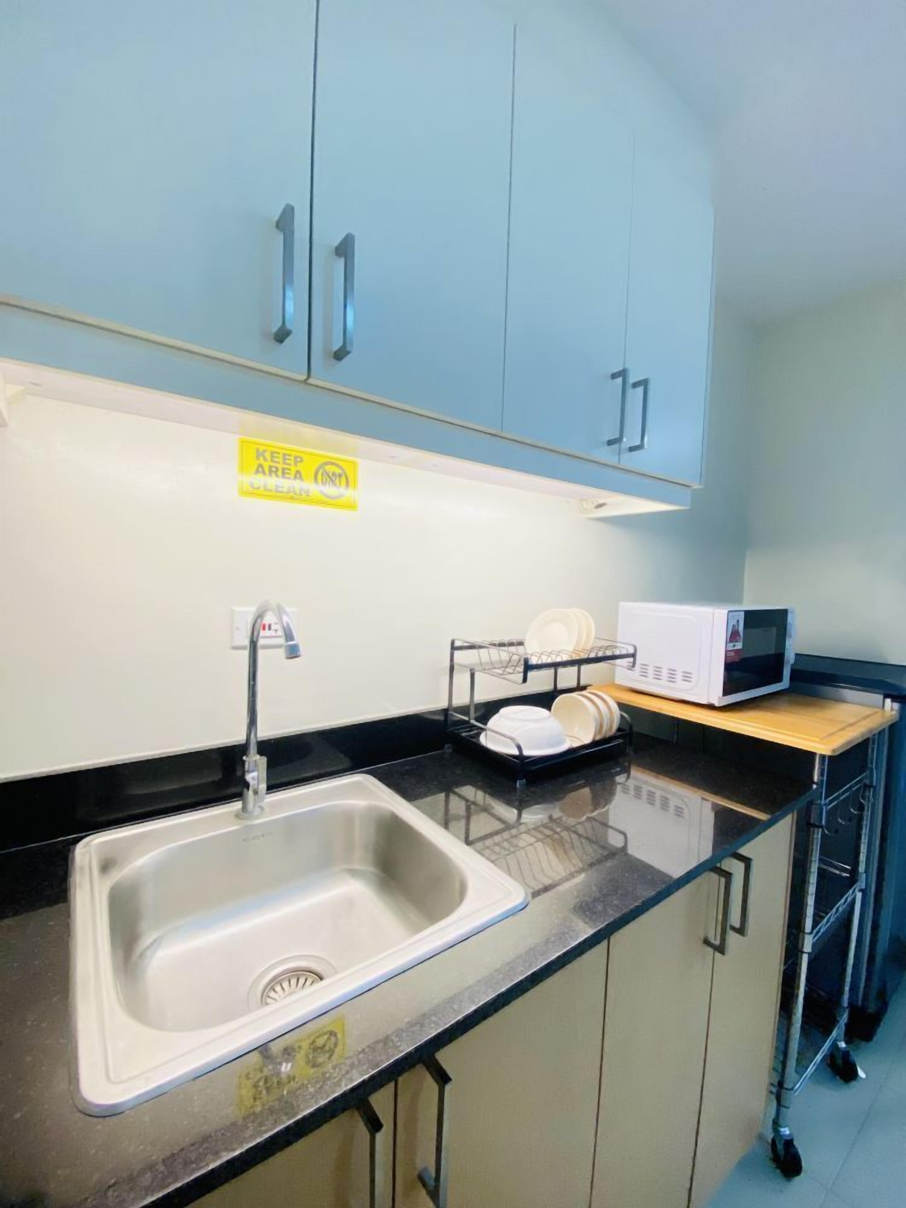 Microwave, stovetop, cookware/dishes/utensils