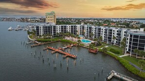 Un hôtel situé au bord de l’eau, composé de plusieurs bâtiments, doté d’un port de plaisance et d’une piscine.