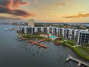 Ein Hotel am Wasser mit mehreren Gebäuden, einem Yachthafen und einem Schwimmbecken.